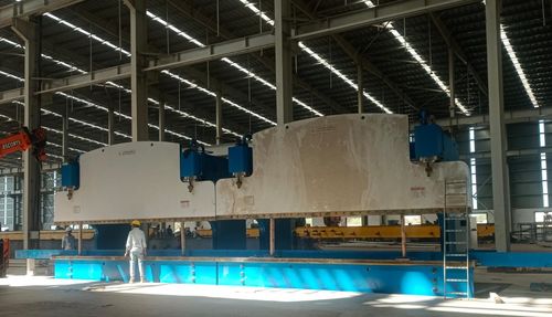 Secara total 13m garis tiang cahaya termasuk 2-WE67K-1200-6500 tandem press rem di India ((KP Green engineering)