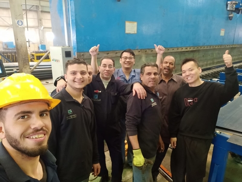 Latest company news about 2-WE67K-650/6000 tandem press brake menyelesaikan instalasi dan commissioning di Mesir dengan sukses