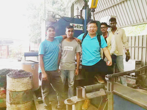 Latest company news about Mendapatkan pujian tinggi dari pelanggan Malaysia Selama Instalasi dan komisi mesin tiang lampu
