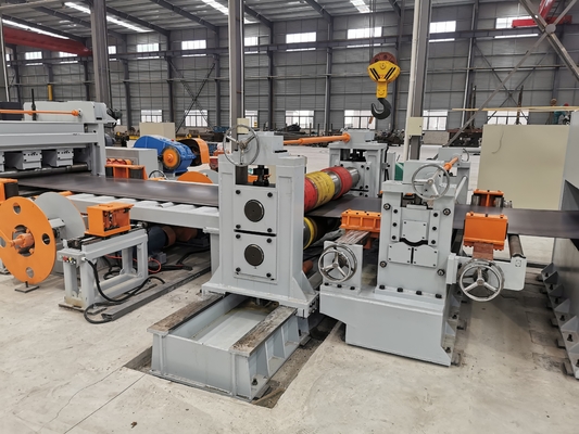 Tiang lampu 8m dipotong memanjang garis garis slitting lancip