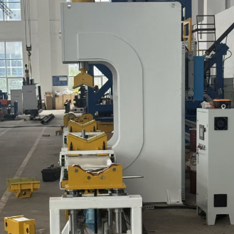 630KN Heavy Force Hydraulic Pole Straightening Machine dengan panjang pemrosesan 4000mm dan remote control nirkabel