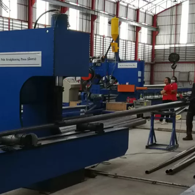 630KN Heavy Force Hydraulic Pole Straightening Machine dengan panjang pemrosesan 4000mm dan remote control nirkabel
