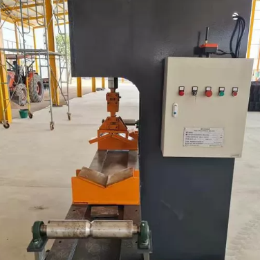 630KN Heavy Force Hydraulic Pole Straightening Machine dengan panjang pemrosesan 4000mm dan remote control nirkabel