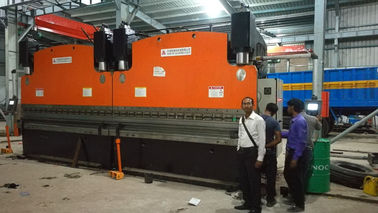 Double linkage CNC hidraulik lempeng mesin untuk garis produksi tiang cahaya
