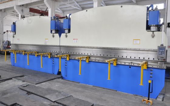 CNC Tandem Press Brake 1600 Ton Tenaga Kerja, Membuat Mast Tinggi Dan Mono Pole