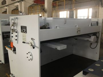 Kinerja yang handal, geser Hydraulic Machine untuk plat baja yang dipotong 8 × 5000